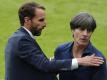 Englands Nationaltrainer Gareth Southgate (l) und Deutschlands Bundestrainer Joachim Löw umarmen sich nach dem Spiel. Foto: John Sibley/POOL Reuters/dpa