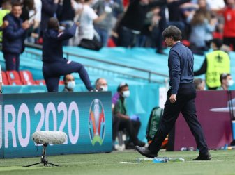 Bundestrainer Joachim Löw kehrt dem Spielfeld des Wembley-Stadions den Rücken. Foto: Christian Charisius/dpa Bundestrainer Joachim Löw kehrt dem Spielfeld des Wembley-Stadions den Rücken. Foto: Christian Charisius/dpa