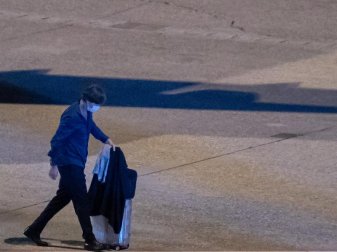 Der geschlagene Bundestrainer Joachim Löw geht über das Rollfeld nach der Landung in Nürnberg. Foto: Daniel Karmann/dpa Der geschlagene Bundestrainer Joachim Löw geht über das Rollfeld nach der Landung in Nürnberg. Foto: Daniel Karmann/dpa