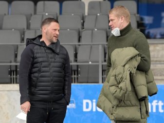 Herthas Trainer Pal Dardai (l) und Paul Keuter, Mitglied der Geschäftsleitung von Hertha BSC, im Gespräch. Foto: Soeren Stache/dpa-Zentralbild/dpa Herthas Trainer Pal Dardai (l) und Paul Keuter, Mitglied der Geschäftsleitung von Hertha BSC, im Gespräch. Foto: Soeren Stache/dpa-Zentralbild/dpa