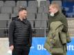 Herthas Trainer Pal Dardai (l) und Paul Keuter, Mitglied der Geschäftsleitung von Hertha BSC, im Gespräch. Foto: Soeren Stache/dpa-Zentralbild/dpa