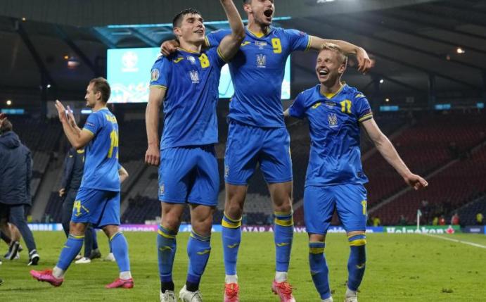 Ukraines Spieler feiern nach dem Spiel den Sieg. Foto: Petr David Josek/Pool AP/dpa