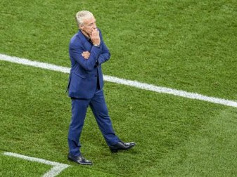 Frankreichs Nationaltrainer Didier Deschamps steht nach dem EM-Aus in der Kritik. Foto: Daniel Mihailescu/Pool AFP/dpa Frankreichs Nationaltrainer Didier Deschamps steht nach dem EM-Aus in der Kritik. Foto: Daniel Mihailescu/Pool AFP/dpa