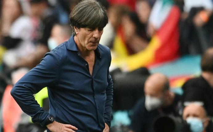 Joachim Löw nimmt das deutsche Ausscheiden auf sich