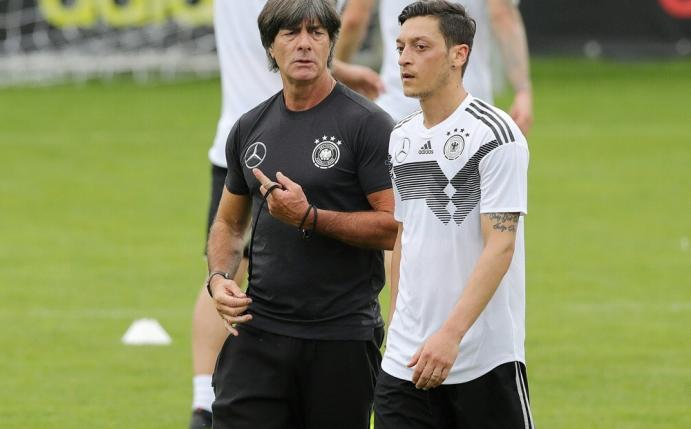 Mesut Özil (r.) absolvierte unter Löw 92 Länderspiele