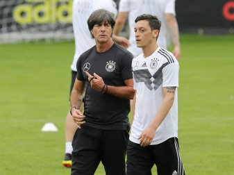 Mesut Özil (r.) absolvierte unter Löw 92 Länderspiele Mesut Özil (r.) absolvierte unter Löw 92 Länderspiele