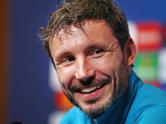 Freut sich auf seinen Start beim VfL Wolfsburg: Mark van Bommel. Foto: John Walton/PA Wire/dpa Freut sich auf seinen Start beim VfL Wolfsburg: Mark van Bommel. Foto: John Walton/PA Wire/dpa