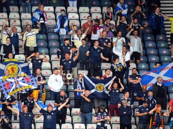 Massenhafte Coronainfektionen bei schottischen Fans Massenhafte Coronainfektionen bei schottischen Fans