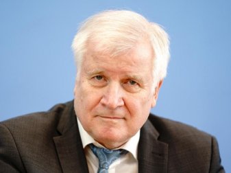 Bundesinnenminister Horst Seehofer kritisiert die UEFA. Foto: Kay Nietfeld/dpa