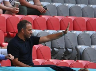 Bei der EM nur auf der Tribüne, aber bald an der Seitenlinie: Hansi Flick. Foto: Federico Gambarini/dpa Bei der EM nur auf der Tribüne, aber bald an der Seitenlinie: Hansi Flick. Foto: Federico Gambarini/dpa