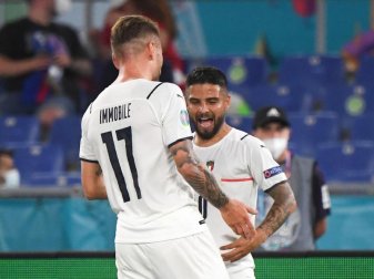 Die Italiener um Lorenzo Insigne (r) und Ciro Immobile wollen ins EM-Halbfinale. Foto: Alberto Lingria/Pool Reuters/AP/dpa