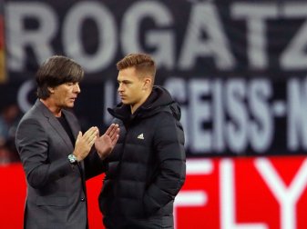 Joachim Löw (l.) und Joshua Kimmich bei der Spielanalyse