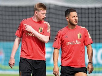 Belgiens Offensiv-Allrounder De Bruyne (l.) und Hazard 