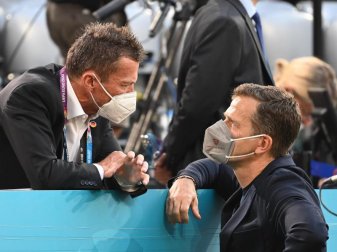 Lothar Matthäus (l) spricht vor dem Deutschland-Spiel gegen Frankreich mit Teammanager Oliver Bierhoff. Foto: Federico Gambarini/dpa Lothar Matthäus (l) spricht vor dem Deutschland-Spiel gegen Frankreich mit Teammanager Oliver Bierhoff. Foto: Federico Gambarini/dpa
