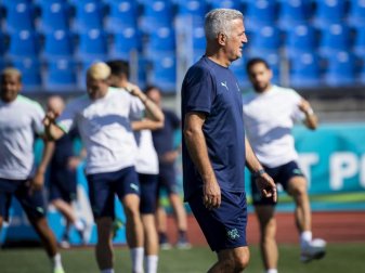 Trainer Vladimir Petkovic (vorn, M) hofft mit der Schweiz im Viertelfinale gegen Frankreich auf eine weitere EM-Überraschung. Foto: Jean-Christophe Bott/KEYSTONE/dpa