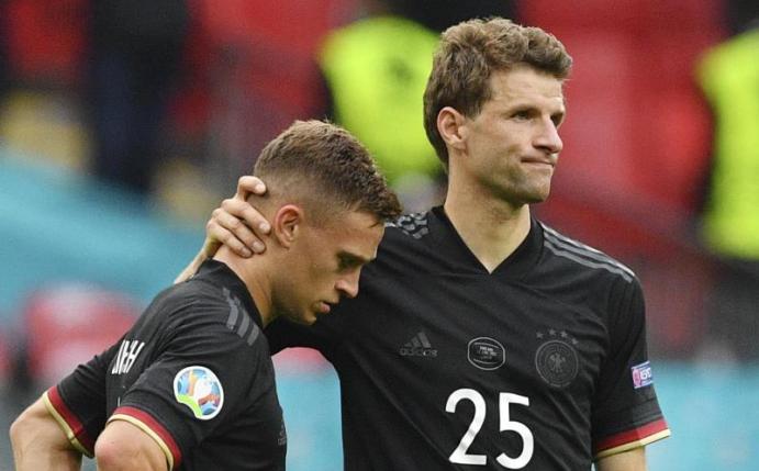 Hat am deutschen EM-Aus zu knabbern: Joshua Kimmich (l). Foto: Justin Tallis/Pool AFP/dpa