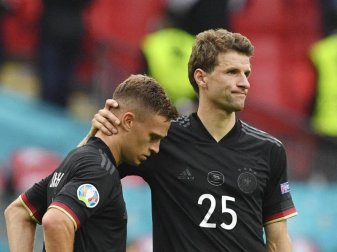 Hat am deutschen EM-Aus zu knabbern: Joshua Kimmich (l). Foto: Justin Tallis/Pool AFP/dpa Hat am deutschen EM-Aus zu knabbern: Joshua Kimmich (l). Foto: Justin Tallis/Pool AFP/dpa