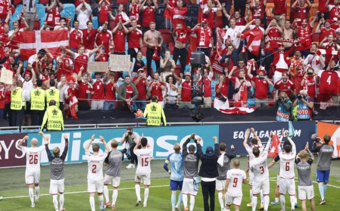Starker Rückhalt: Dänemarks Kicker feiern mit ihren Fans. Foto: Koen Van Weel/EPA Pool via AP/dpa