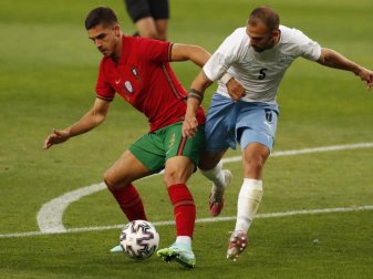 André Silva (l) war für Portugal auch bei der EM aktiv. Foto: Armando Franca/AP/dpa