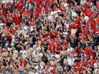 Virologe Adams kritisiert die zum Teil vollen Stadien Virologe Adams kritisiert die zum Teil vollen Stadien