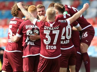 Nach Protest: Spielerkleidung in traditionellen Farben Nach Protest: Spielerkleidung in traditionellen Farben