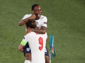 Pure Freude bei Englands Raheem Sterling und Harry Kane - im Halbfinale dürfte es härter werden. Foto: Jonathan Moscrop/CSM via ZUMA Wire/dpa