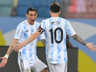 Lionel Messi feiert mit Angel Di Maria