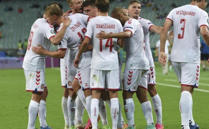Die Dänen freuen sich über den Sieg, sind aber in Gedanken bei einem ihrer Teamkollegen. Foto: Ozan Kose/Pool AFP/dpa