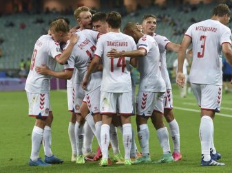 Die Dänen freuen sich über den Sieg, sind aber in Gedanken bei einem ihrer Teamkollegen. Foto: Ozan Kose/Pool AFP/dpa Die Dänen freuen sich über den Sieg, sind aber in Gedanken bei einem ihrer Teamkollegen. Foto: Ozan Kose/Pool AFP/dpa