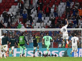 Die Italiener feierten nach den Halbfinaleinzug mit ihren Fans. Foto: Federico Gambarini/dpa
