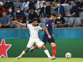 Der Franzose Lucas Hernández (r) erlitt einen Meniskuseinriss. Foto: Federico Gambarini/dpa