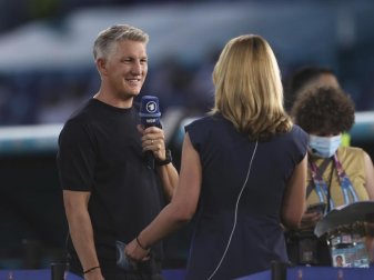 ARD-Moderatorin Jessy Wellmer (r) und Bastian Schweinsteiger. Foto: Lars Baron/Pool Getty/dpa