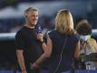 ARD-Moderatorin Jessy Wellmer (r) und Bastian Schweinsteiger. Foto: Lars Baron/Pool Getty/dpa