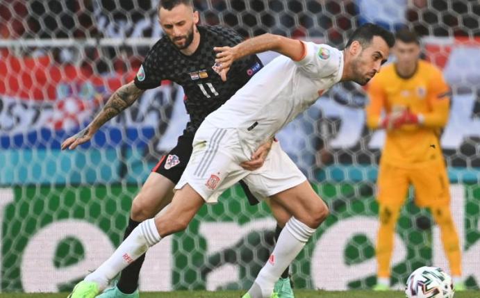 Wie lange genau er noch für Spanien spielen will, ließ er offen: Sergio Busquets (r) bei der EM in Aktion. Foto: Jonathan Nackstrand/AFP Pool/AP/dpa