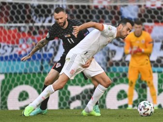 Wie lange genau er noch für Spanien spielen will, ließ er offen: Sergio Busquets (r) bei der EM in Aktion. Foto: Jonathan Nackstrand/AFP Pool/AP/dpa Wie lange genau er noch für Spanien spielen will, ließ er offen: Sergio Busquets (r) bei der EM in Aktion. Foto: Jonathan Nackstrand/AFP Pool/AP/dpa