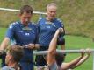 Trainer Streich begrüßt Spieler zum Trainingsauftakt