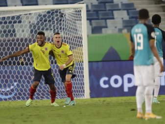 Der Kolumbianer Rafael Santos Borré (l) wechselt nach Frankfurt. Foto: Andre Penner/AP/dpa