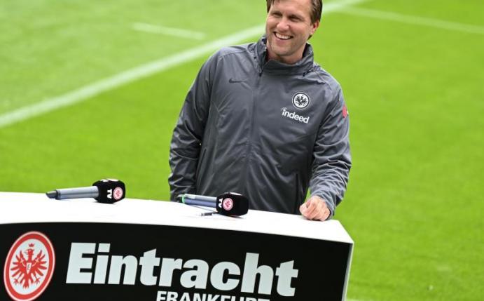Markus Krösche, neuer Sportvorstand von Eintracht Frankfurt, gibt am Rande des Trainingsauftakts ein Interview für das Vereins-TV. Foto: Arne Dedert/dpa