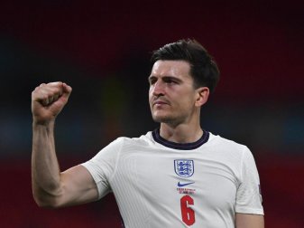 Englands Harry Maguire feiert nach Spielende den Sieg seiner Mannschaft. Foto: Justin Tallis/AFP Pool/AP/dpa Englands Harry Maguire feiert nach Spielende den Sieg seiner Mannschaft. Foto: Justin Tallis/AFP Pool/AP/dpa