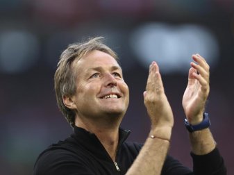 Kasper Hjulmand, Trainer von Dänemark, jubelt nach Spielende über das 4:0 Dänemarks gegen Wales. Foto: Dean Mouhtaropoulos/Getty Pool via AP/dpa Kasper Hjulmand, Trainer von Dänemark, jubelt nach Spielende über das 4:0 Dänemarks gegen Wales. Foto: Dean Mouhtaropoulos/Getty Pool via AP/dpa