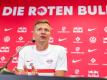 Der neue Trainer Jesse Marsch spricht in der Pressekonferenz vor dem Trainingsauftakt. Foto: Jan Woitas/dpa-Zentralbild/dpa