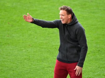 Trainer Julian Nagelsmann coacht sein Team aktiv vom Spielfeldrand aus. Foto: John Macdougall/AFP-Pool/dpa Trainer Julian Nagelsmann coacht sein Team aktiv vom Spielfeldrand aus. Foto: John Macdougall/AFP-Pool/dpa