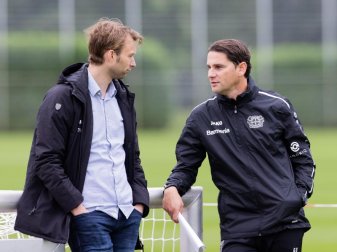 Der neue Trainer Gerardo Seoane (r) und Sportchef Simon Rolfes unterhalten sich nach dem Training. Foto: Rolf Vennenbernd/dpa