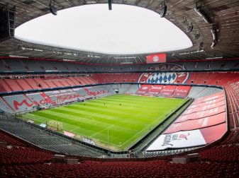 Die leere Allianz Arena ist vor Spielbeginn zu sehen. Foto: Matthias Balk/dpa