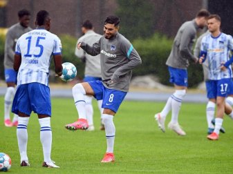 Hertha-Neuzugang Suat Serdar (M) im Training bei einer Partnerübung mit Mannschaftskamerad Jhon Cordoba (l). Foto: Soeren Stache/dpa-Zentralbild/dpa Hertha-Neuzugang Suat Serdar (M) im Training bei einer Partnerübung mit Mannschaftskamerad Jhon Cordoba (l). Foto: Soeren Stache/dpa-Zentralbild/dpa