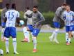 Hertha-Neuzugang Suat Serdar (M) im Training bei einer Partnerübung mit Mannschaftskamerad Jhon Cordoba (l). Foto: Soeren Stache/dpa-Zentralbild/dpa