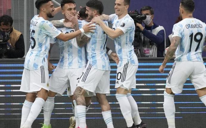 Argentiniens Lautaro Martinez (2.v.l.) feiert mit Teamkollegen den Führungstreffer gegen Kolumbien. Foto: Andre Penner/AP/dpa