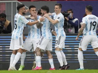 Argentiniens Lautaro Martinez (2.v.l.) feiert mit Teamkollegen den Führungstreffer gegen Kolumbien. Foto: Andre Penner/AP/dpa Argentiniens Lautaro Martinez (2.v.l.) feiert mit Teamkollegen den Führungstreffer gegen Kolumbien. Foto: Andre Penner/AP/dpa
