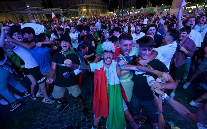Fußball-Party auf dem Piazza del Popolo in Rom
