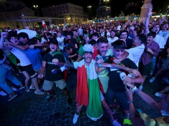 Fußball-Party auf dem Piazza del Popolo in Rom Fußball-Party auf dem Piazza del Popolo in Rom